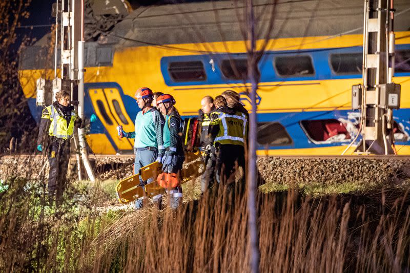 Una vista general muestra las operaciones de rescate en curso tras el descarrilamiento de un tren de pasajeros después de que chocara contra un equipo de construcción en la vía, en Voorschoten, Países Bajos