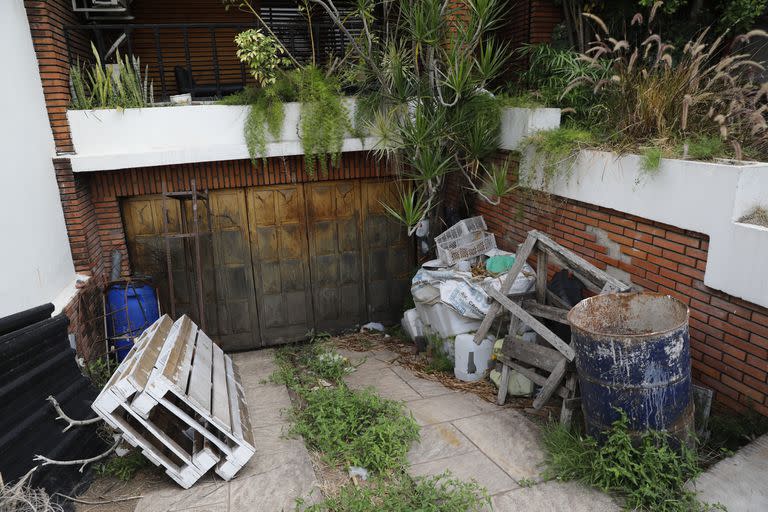 Barriles de obras en construcción o en la vía pública, tanques de agua sin tapa o depósitos de agua de lluvia, piletas descuidadas y hasta material de rezago son atractivos para que las hembras del Aedes aegypti depositen a sus crías