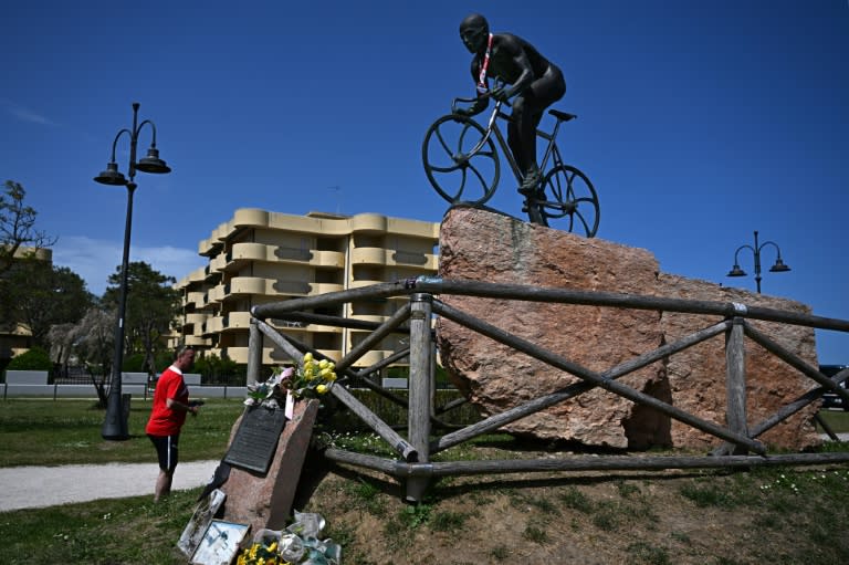 Une statue de Marco Pantani dans le centre-ville de Cesenatico photographié le 29 avril 2024 (GABRIEL BOUYS)