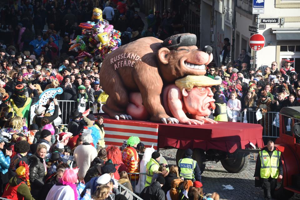 <p>Politischer Rosenmontag in Düsseldorf: Beim Karnevalsumzug werden US-Präsident Donald Trumps dubiose Machenschaften scharf kritisiert. Ein Karnevalswagen zeigt einen Bären in Zweisamkeit mit dem US-Präsidenten – auf dem Rücken des Bären steht „Russland-Affäre“. (Bild: Getty Images/Patrick Stollarz) </p>