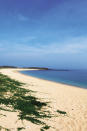  由珊瑚砂礫堆積而成的網垵口沙灘綿長約3公里，沙灘平坦寬闊、沙色潔白細緻，右側海灘則被規劃成綠蠵龜保護區。 