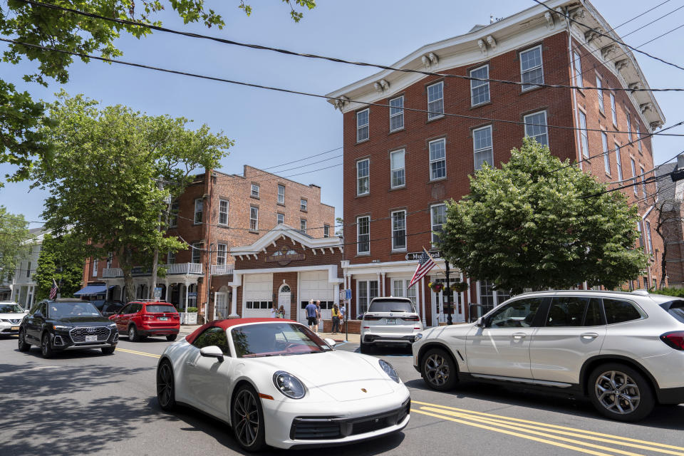 Automóviles pasan frente al Sag Harbor Village Hall y The American Hotel, el martes 18 de junio de 2024, en Sag Harbor, Nueva York. Justin Timberlake fue acusado la madrugada del martes de conducir en estado de ebriedad en Sag Harbor después de que la policía dijera que se saltó una señal de alto y se salió de su carril en el pueblo junto al mar frecuentado por ricos. (Foto AP/Julia Nikhinson)