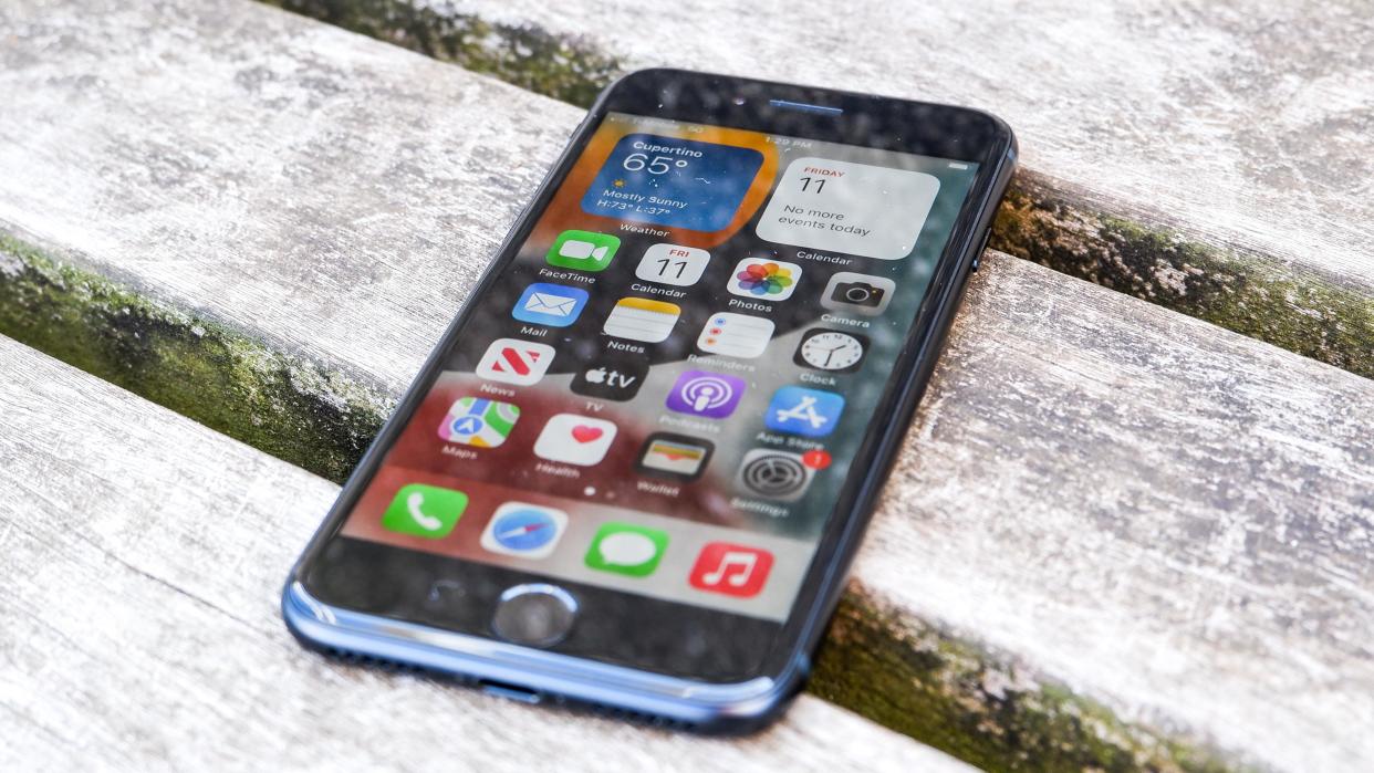 best 5g phones: iPhone SE 2022 home screen front