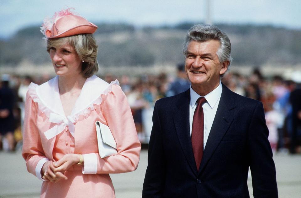 <p>Diana walks alongside Prime Minister Hawke during a stop in Canberra, Australia.<br></p>