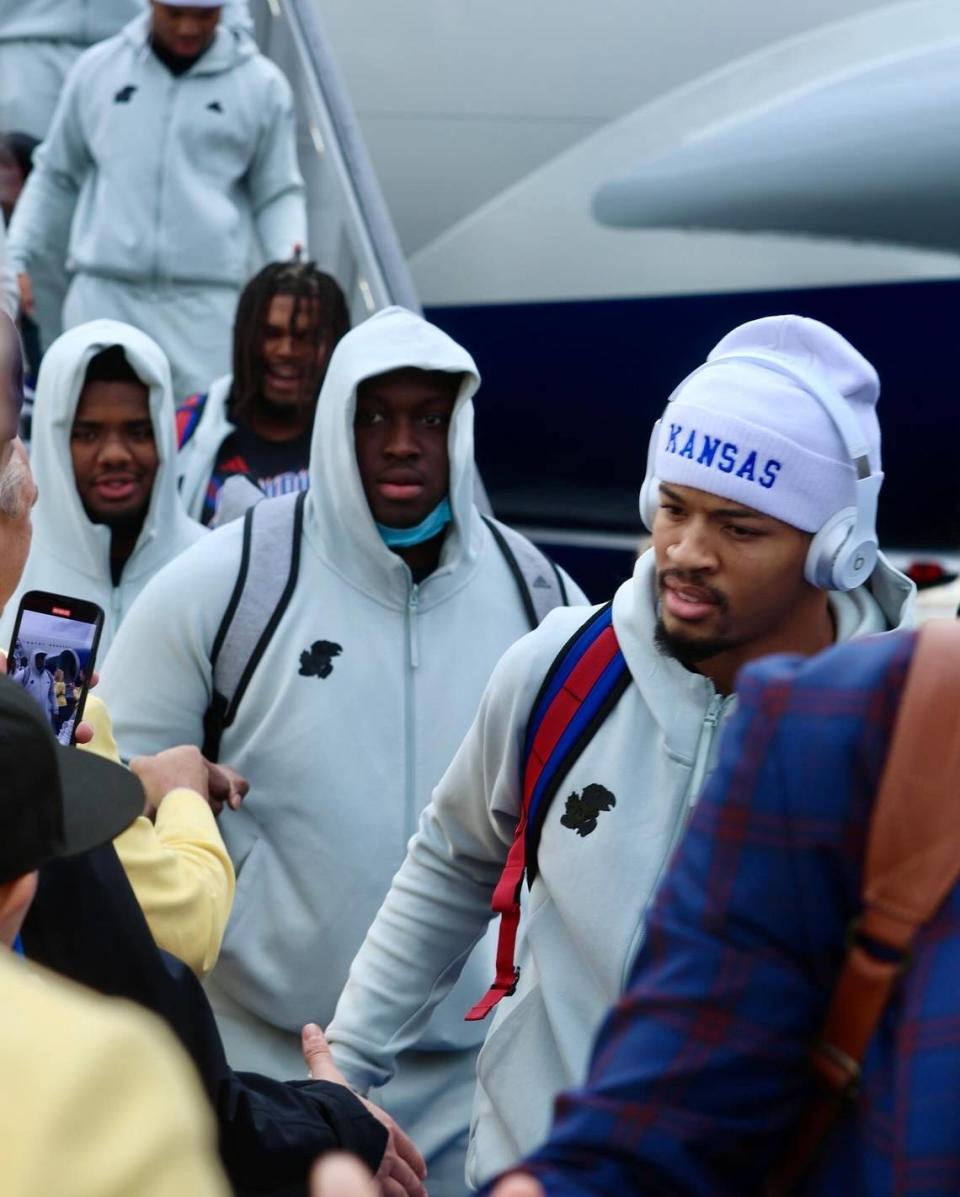 Watch the Kansas Jayhawks football team arrive to bowl-game fanfare in ...