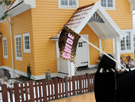 FILE PHOTO: People participating in the class war safari observe buildings at the upper class district at Solsidan in Saltsjobaden near Stockholm, Sweden January 28, 2012. REUTERS/Anders Wiklund/Scanpix Sweden/File Photo