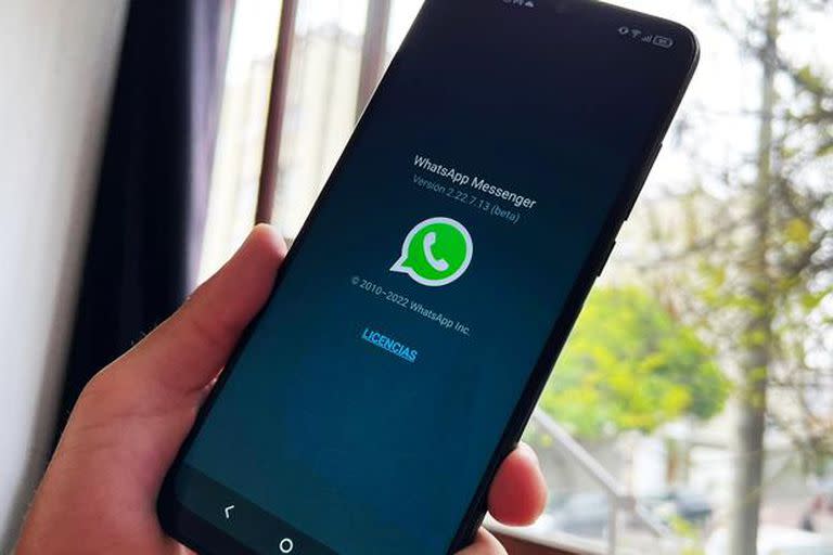 Lo primero que hay que hacer, es desinstalar la versión oficial de WhatsApp