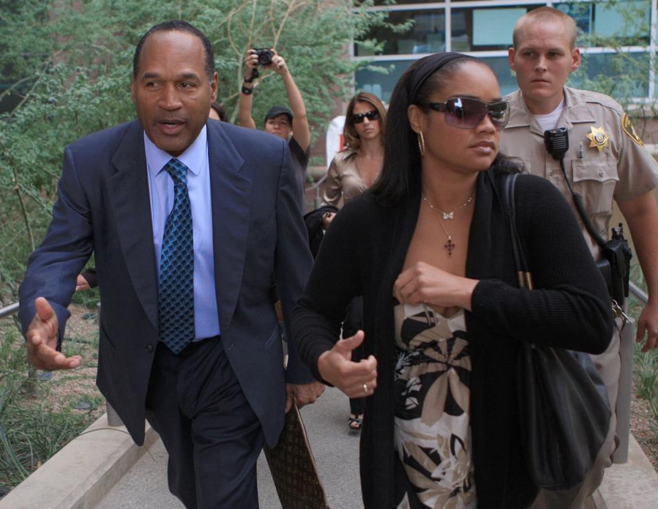 Simpson fotografiado junto con su hija Arnelle en los alegatos finales de su juicio en el Centro Regional de Justicia del Condado de Clark el 2 de octubre de 2008 en Las Vegas (Getty Images)