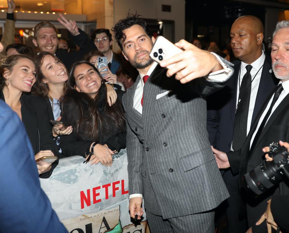 Henry Cavill stopped to take selfies with fans at the 