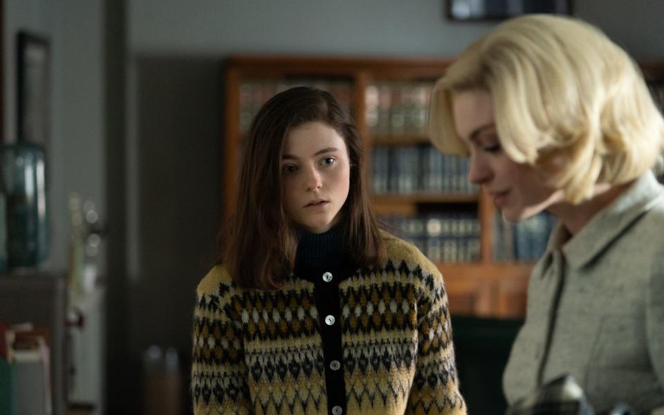 Die Romanverfilmung "Eileen" erzählt von einer ebenso ungewöhnlichen wie fatalen Frauenfreundschaft. In den Hauptrollen: Thomasin McKenzie (links) und Anne Hathaway. (Bild: Universal Studios/Jeong Park)