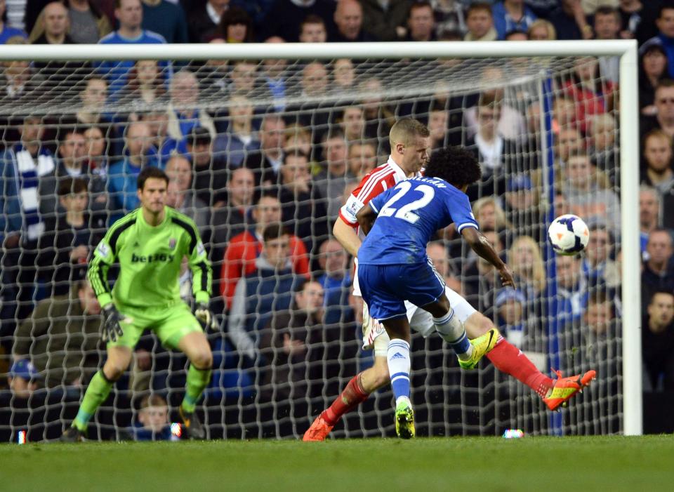 Chelsea's Willian (R) scores a goal against Stoke City during their English Premier League soccer match at Stamford Bridge in London April 5, 2014. REUTERS/Dylan Martinez (BRITAIN - Tags: SPORT SOCCER) FOR EDITORIAL USE ONLY. NOT FOR SALE FOR MARKETING OR ADVERTISING CAMPAIGNS. NO USE WITH UNAUTHORIZED AUDIO, VIDEO, DATA, FIXTURE LISTS, CLUB/LEAGUE LOGOS OR "LIVE" SERVICES. ONLINE IN-MATCH USE LIMITED TO 45 IMAGES, NO VIDEO EMULATION. NO USE IN BETTING, GAMES OR SINGLE CLUB/LEAGUE/PLAYER PUBLICATIONS