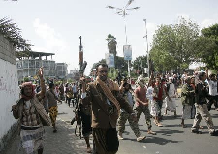 Supporters of the separatist Southern Movement demonstrate to demand the separation of the south Yemen, in the country's southern port city of Aden January 23, 2015. REUTERS/Yaser Hasan