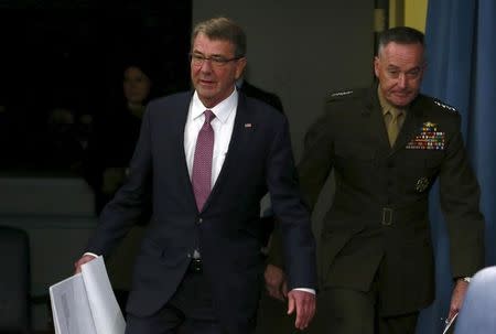 U.S. Defense Secretary Ash Carter (L) and Joint Chiefs Chairman Marine Gen. Joseph Dunford arrive at a news conference at the Pentagon in Washington February 29, 2016. REUTERS/Yuri Gripas