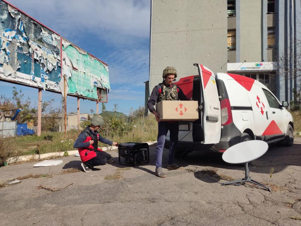 Employees of Ukraine’s largest privately-owned postal service Nova Poshta delivering packages from a mobile branch using a generator and Starlink satellite module in Vysokopillya, Kherson Oblast after it was liberated in November 2022. (Nova Poshta)