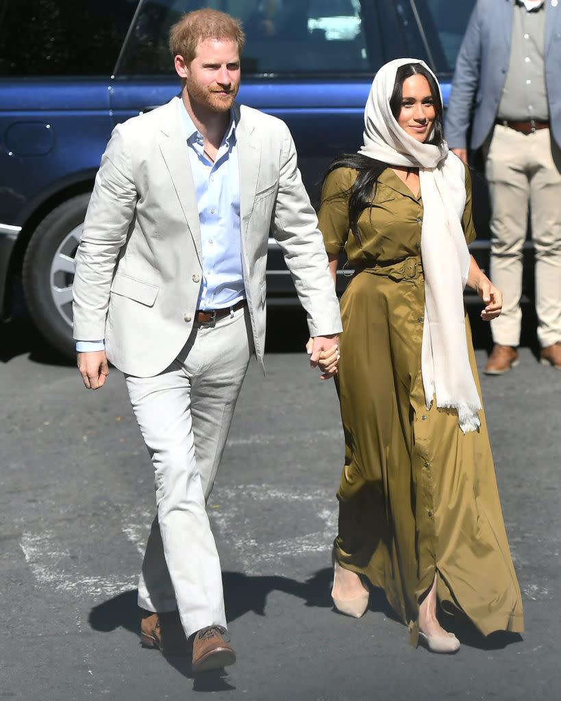 The Duke and Duchess of Sussex arrived at Auwal Mosque hand-in-hand [Photo: Getty] 