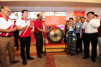 Member of Parliament for Sengkang West and Minister of State for Health, Lam Pin Min (second from left), and Deputy Prime Minister Tharman Shanmugaratnam (third from left) at the launch of VendCafe. (Photo by: JR Vending)