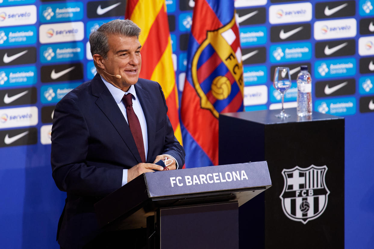 Joan Laporta, ante un atril y delante de una bandera catalana y otra del Barcelona, dando un discurso.