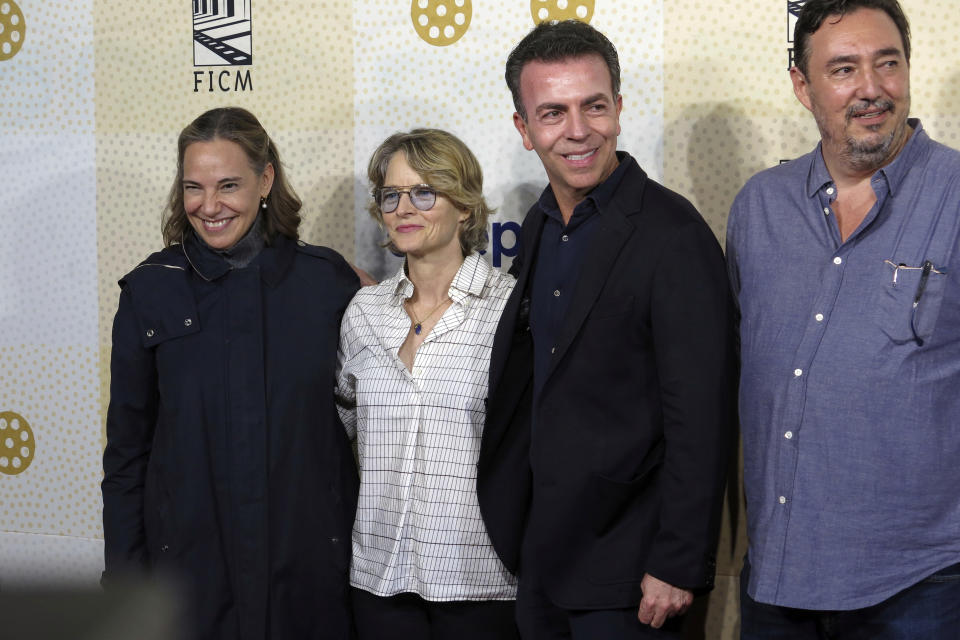 La actriz y directora estadounidense Jodie Foster, segunda de izquierda a derecha, posa con la directora general del Festival Internacional de Cine de Morelia, Daniela Michel, izquierda, el presidente del festival Alejandro Ramírez, segundo de derecha a izquierda, y el vicepresidente del festival Cuauhtémoc Cárdenas Batel, derecha, en la alfombra roja de una función especial de "The Silence of the Lambs" ("El silencio de los inocentes") en el Festival Internacional de Cine de Morelia en Morelia, México, el miércoles 25 de octubre de 2023. (Foto AP/ Berenice Bautista)