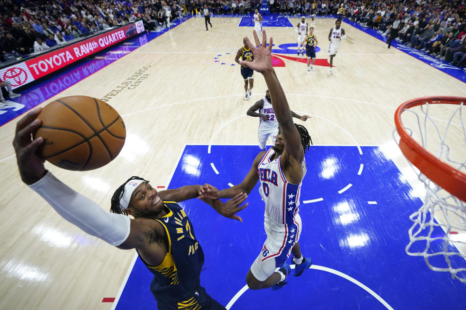 Indiana Pacers' Buddy Hield, left, tries to dunk against Philadelphia 76ers' Tyrese Maxey during the second half of an NBA basketball game, Sunday, Nov. 12, 2023, in Philadelphia. (AP Photo/Matt Slocum)