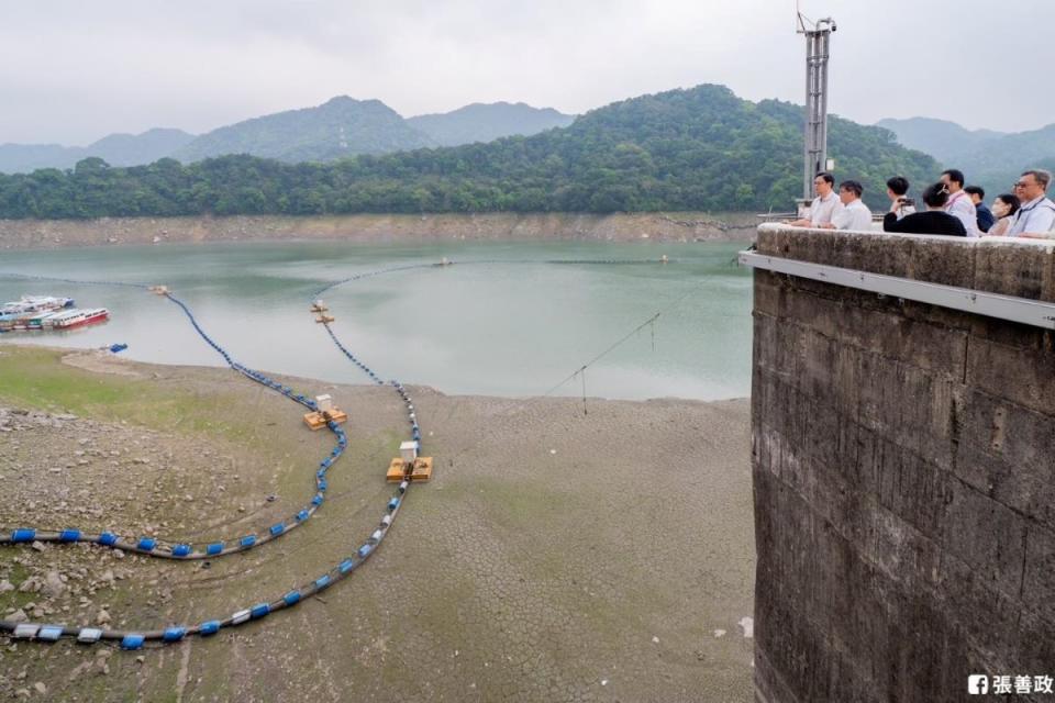 石門水庫蓄水率剩兩成四，桃園市長張善政視察水庫籲做好水源調度。（圖：張善政臉書）