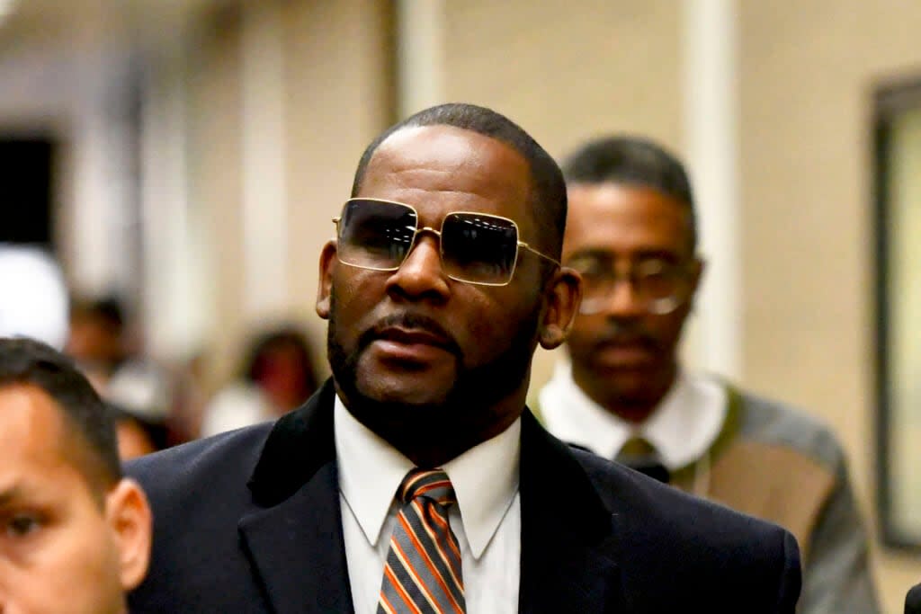 Musician R. Kelly, center, leaves the Daley Center after a hearing in his child support case on May 8, 2019, in Chicago. (AP Photo/Matt Marton, File)