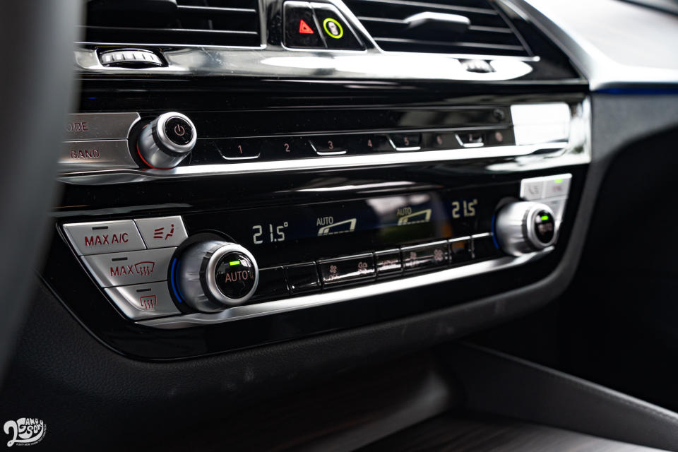 雙區恆溫空調、行車模式切換、音量調整等控制項目則保留實體旋鈕和按鍵