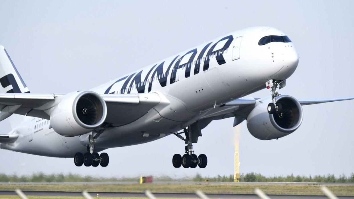 Ein Flugzeug der nationalen Fluggesellschaft Finnlands, Finnair, landet auf dem Flughafen Helsinki-Vantaa. Foto: Martti Kainulainen/Lehtikuva