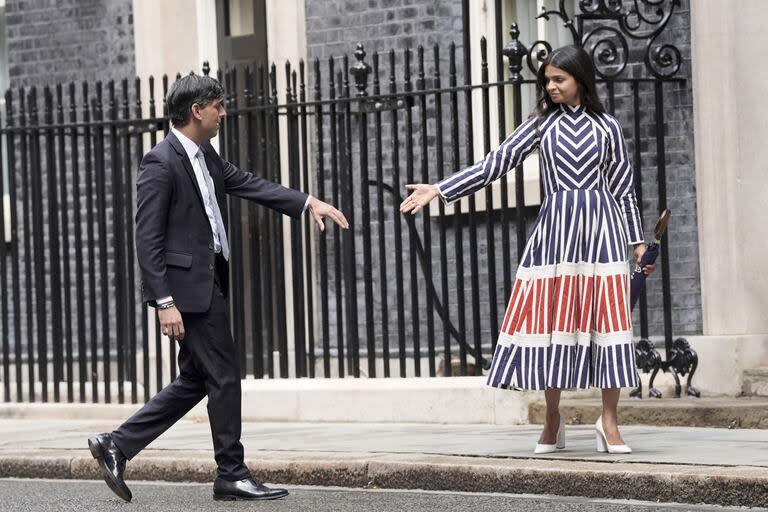 El primer ministro saliente del Partido Conservador de Gran Bretaña, Rishi Sunak, y su esposa Akshata Murty caminan desde el número 10 de Downing Street hasta un automóvil que espera antes de ir a ver al rey Carlos III para presentar su renuncia en Londres, el viernes 5 de julio de 2024. (Stefan Rousseau/PA vía AP)