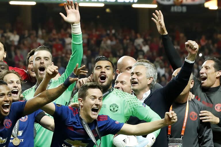 De Gea y Sergio Romero celebran la conquista de la UEFA Europa League 2016/17 con Manchester United; siete años después, el español no tiene club y Chiquito es el arquero de Boca