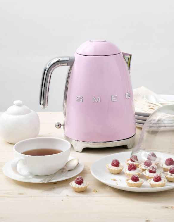 2) Smeg '50s Retro Style Electric Kettle