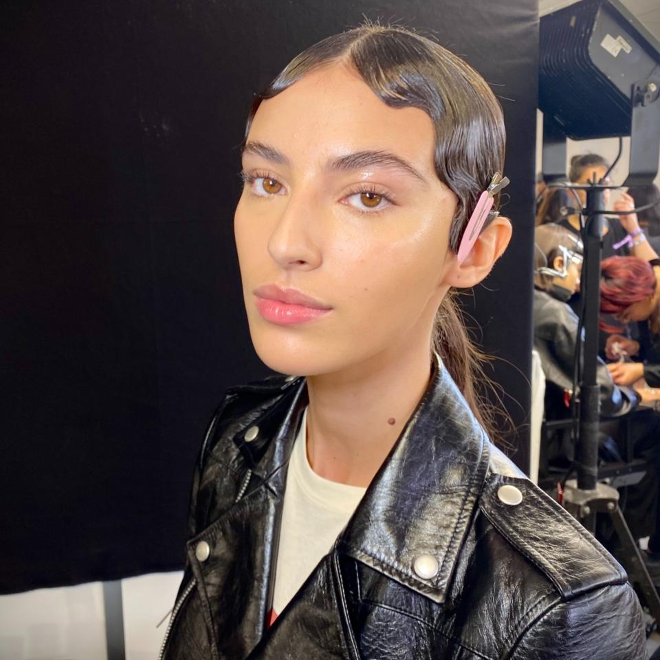 <p>En partant de l’inspiration du dernier show (comprenez celui de la saison automne-hiver 20022-2023), la make-up artist Isamaya Ffrench a pensé un look très glossy matchant à la perfection avec la coiffure pour l’été prochain. Au menu ? « Une peau parfaitement travaillée, des paupières et des pommettes surplombées d’un gloss pour les lèvres afin d’apporter cet effet ultra-brillant sans highlighter et enfin un coup de crayon nude le long de la waterline ». </p><br>