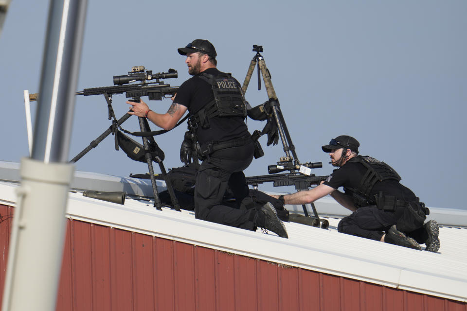 Francotiradores de la policía devuelven el fuego tras disparos durante un mitin del expresidente Donald Trump en Butler, Pensilvania, el sábado 13 de julio de 2024. (AP Foto/Gene J. Puskar)