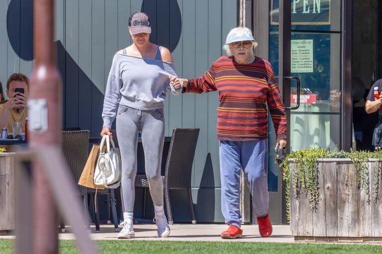 La edad no impidió que Shirley MacLaine tomara un Martini clásico con el almuerzo mientras disfrutaba del aire libre en Malibú