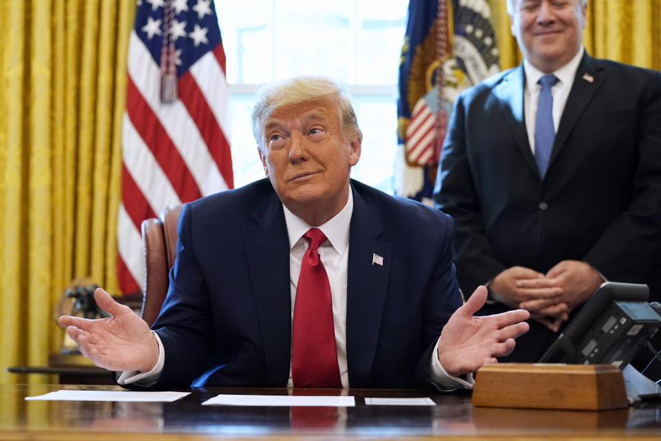 El presidente estadounidense Donald Trump escucha durante una llamada telefónica con los líderes de Israel y Sudán, en a Casa Blanca el viernes, 23 de octubre del 2020.  (AP Foto/Alex Brandon)