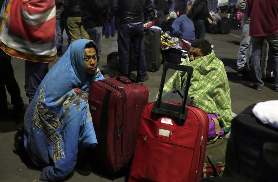 Un grupo de migrantes venezolanos espera una decisión de las autoridades de migración que les permita entrar a Ecuador sin pasaporte después de que nuevas regulaciones exigieran el documento en el país en Rumichaca, Ecuador, el sábado 18 de agosto de 2018. (AP Foto/Dolores Ochoa)