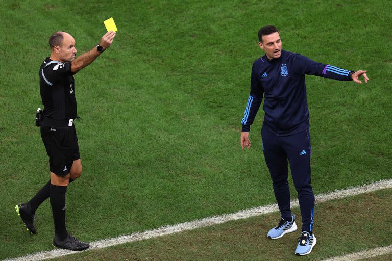 LUSAIL CITY, QATAR - DECEMBER 09: Lionel Scaloni, Head Coach of Argentina, speaks with referee Antonio Mateu after a yellow card to assistant coach Walter Samuel (not pictured) during the FIFA World Cup Qatar 2022 quarter final match between Netherlands and Argentina at Lusail Stadium on December 09, 2022 in Lusail City, Qatar. (Photo by Elsa/Getty Images)