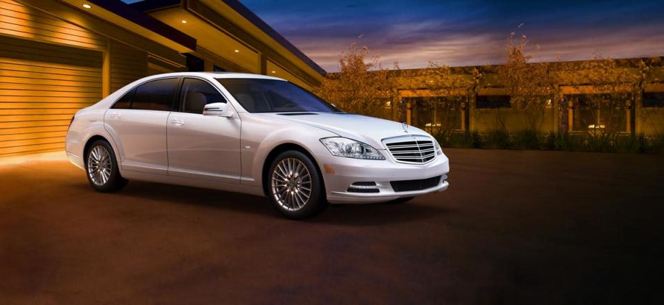 3.<br> <b>Mercedes-Benz S600</b><br> Prima anual: $2,948<br> El S600 es uno de los autos más lujosos del mundo y ofrece la última tecnología en comodidad y seguridad. El modelo S600 cuenta con un motor de 8 cilindros que genera 510 caballos de fuerza. ¿El precio base del rey de los autos? $159,500.<br>(Foto: Mercedes-Benz)