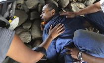 <p>Un hombre yace abrumado en el suelo después de que la Guardia Nacional bolivariana lanzó gas lacrimógeno durante una protesta en Caracas, Venezuela, el jueves 6 de abril de 2017. (AP/Ariana Cubillos)</p>