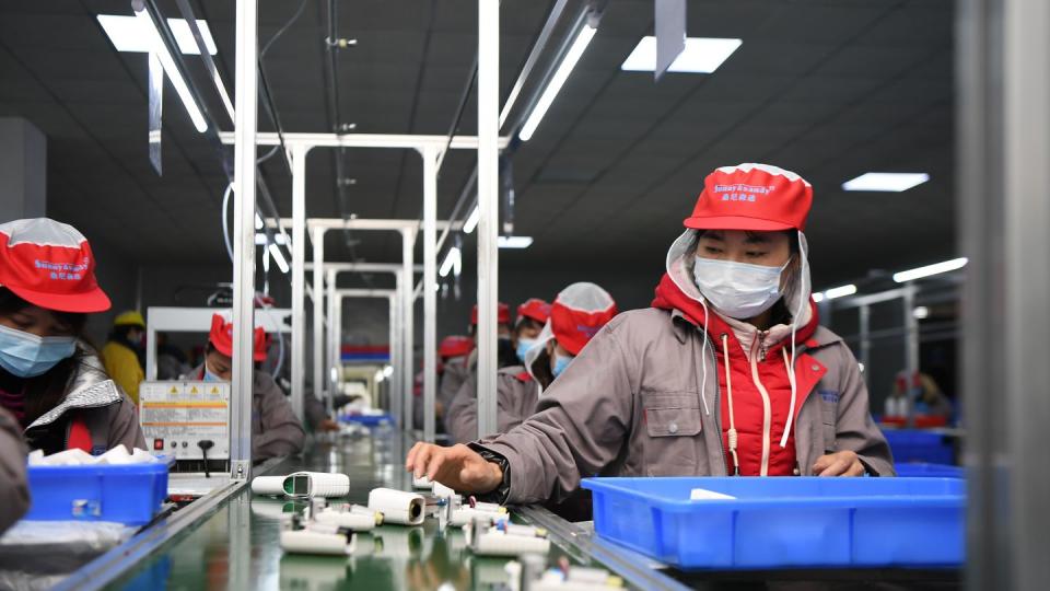 Menschen arbeiten in einer Fabrik im chinesischen Xiangtan.