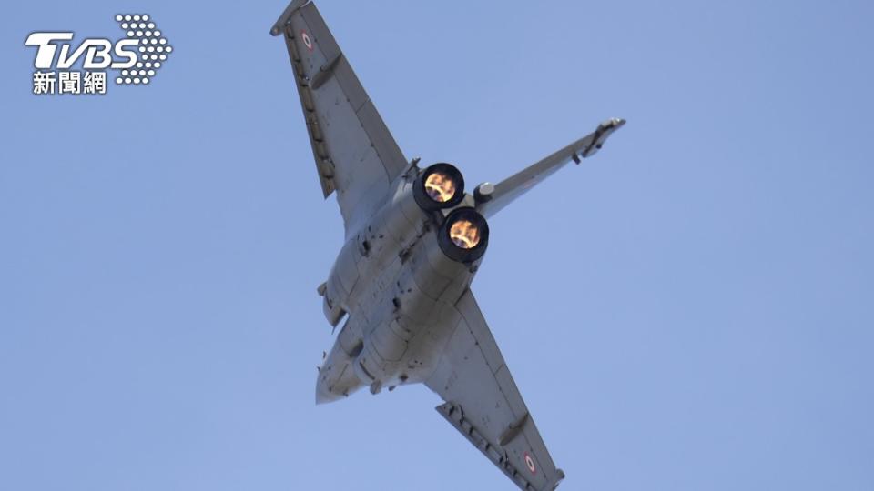 法國較其他歐洲國家，在國防工業上追求獨立地位，圖為2023年2月11日，一架法國製造的飆風（Rafale）戰鬥機在印度班加羅爾空軍基地特技飛行。（圖／達志影像美聯社）