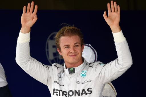 El piloto alemán de la escudería Mercedes, Nico Rosberg, celebra la pole obtenida en el Gran Premio de Brasil de Fórmula 1, el 8 de noviembre de 2014, en el circuito de Interlago de Sao Paulo (AFP | NELSON ALMEIDA)