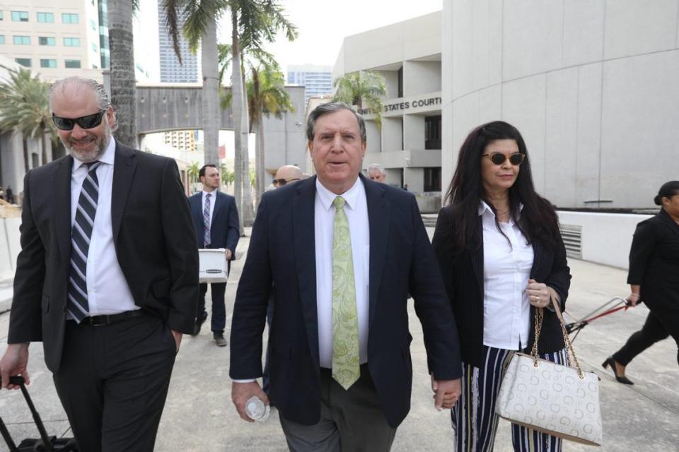 El comisionado de Miami Joe Carollo sale del tribunal federal en el downtown de Miami, el 1º de marzo de 2024. Un juez federal decidió retrasar la subasta de su casa de Coconut Grove para pagar parte de un veredicto de $63.5 millones en su contra.