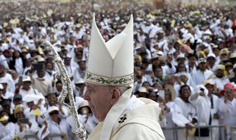 En esta foto de archivo tomada el 08 de septiembre de 2019, el Papa Francisco llega para dirigir una Santa Misa en el recinto diocesano de Androhibe Soamandrakizay en Antananarivo, Madagascar.