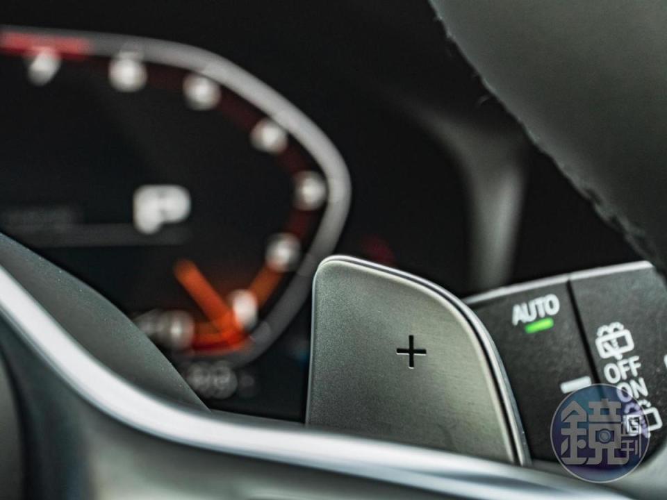 具備方向盤換檔撥片，提供駕駛更多的操控樂趣。