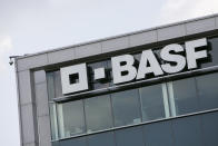 <p>BASF verpasst knapp die Top 5. Wie bei der deutschen Bank trifft auch hier ein interessanter Aspekt zu: Warum sollte man woanders arbeiten, wenn man auch beim Besten arbeiten kann? Da BASF vom Umsatz her der weltweit größte Chemiekonzern ist, ist ein Job hier das absolute Optimum. (Foto: ddp) </p>