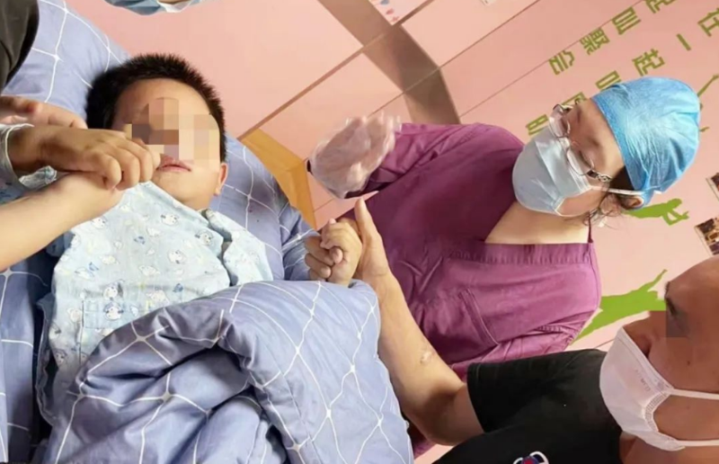 4歲男童趁母親餵食妹妹時，意外從17樓高窗台墜樓，被緊急送醫。（翻攝自青島西海岸新區衛生健康官微）