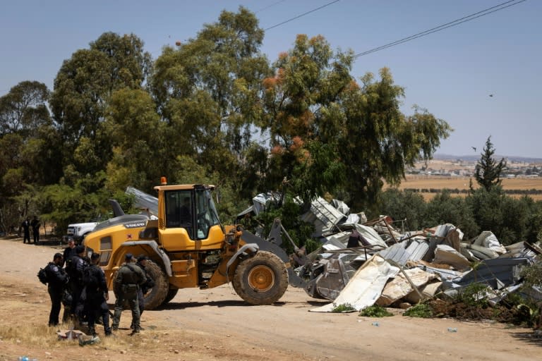 Israeli security forces demolish Bedouin homes in the Negev desert which authorities have described as 'illegal' constructions (Oren Ziv)