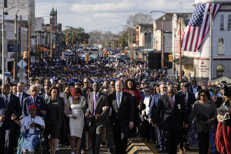 La vicepresidenta Kamala Harris y muchas otras personas caminan a través del puente Edmund Pettus para conmemorar el 59mo aniversario de la marcha del Domingo Sangriento de 1965 por la defensa del derecho al voto, el domingo 3 de marzo de 2024, en Selma, Alabama. (AP Foto/Mike Stewart)