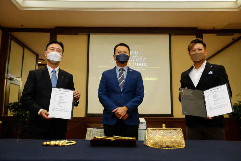 (From left) Penang Goldsmith and Jewellery Association chairman George Lo Siew Chong, state exco Yeoh Soon Hin and Elite Expo CEO Datuk Johnson Lim pose after the signing ceremony at the Malaysian International Jewellery Fair November 18, 2021. — Picture by Sayuti Zainudin