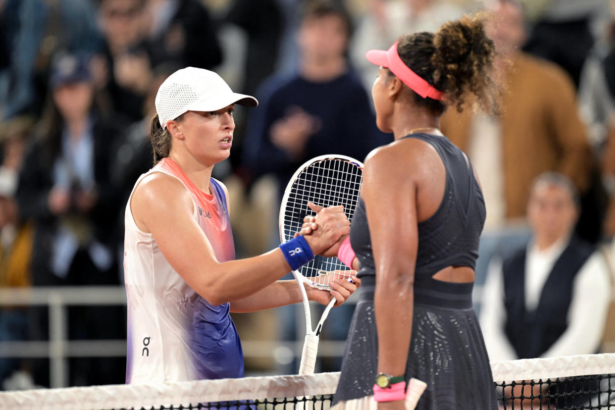 La N.1 mondiale polonaise Iga Swiatek, double tenante du titre, s’est qualifiée pour le 3e tour de Roland-Garros après avoir éliminé la Japonaise Naomi Osaka ce mercredi 29 mai.